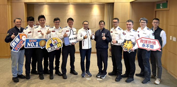 新北消三重EMT-P+榮獲金梧桐奬   獻獎市長分享榮耀