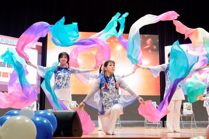 《圖說》新北松年大學動態成果展，學員各個拿出學習到的才藝本領，自信登台表演。〈社會局提供〉