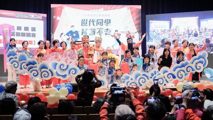 《圖說》板橋三民社區發展協會結合多元中華傳統文化，帶來喜氣洋洋的「桃花過渡慶豐年」精彩演出，為動態成果展增添歡樂氣氛。〈社會局提供〉