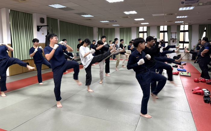 《圖說》土城初任警職搏擊技術訓練內容包含戰鬥姿勢、步伐運用、基礎拳擊、基礎腿法及拳腿組合等項目。〈土城分局提供〉