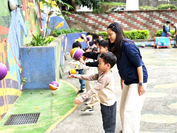 《圖說》中和幼兒園林昀老師從孩子「學會放水壺」的日常進步中感受教育的成就。〈教育局提供〉