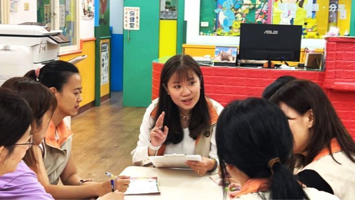 《圖說》許惠怡園長與夥伴們共同專業成長。〈教育局提供〉