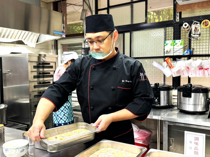 《圖說》林育豐廚工準備多樣食材。〈教育局提供〉