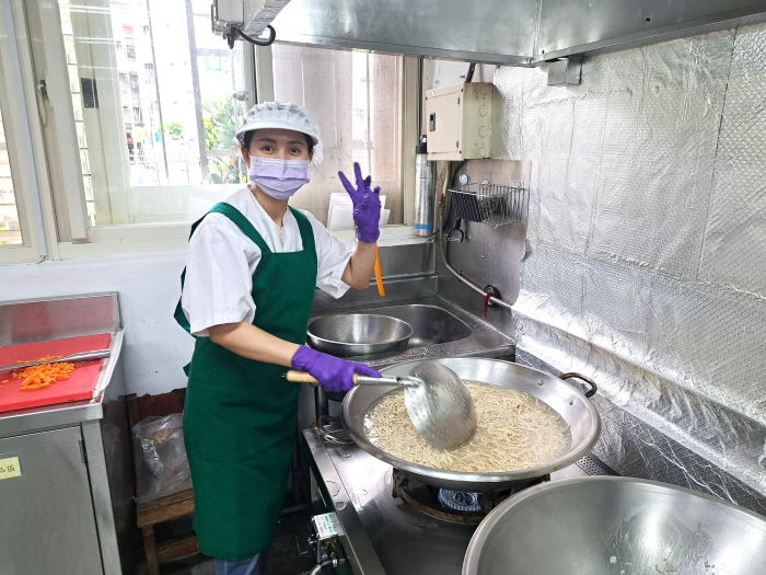 《圖說》阮氏紅廚工製作衛生美味餐點。〈教育局提供〉