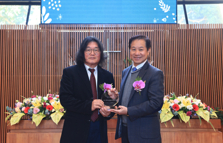 %E5%9C%96%E8%AA%AA%E4%BA%8C%EF%BC%8C%E4%BD%95%E8%90%AC%E9%A0%86%E6%95%99%E6%8E%88%E5%B7%A6%E7%B9%BC%E5%8E%BB%E5%B9%B4%E7%8D%B2%E9%A0%92%E6%9D%B1%E6%B5%B7%E6%95%99%E5%AD%B8%E5%82%91%E5%87%BA%E7%8D%8E%E3%80%81%E8%87%BA%E7%81%A3%E8%AA%9E%E8%A8%80%E5%AD%B8%E5%AD%B8%E6%9C%83%E7%B5%82%E8%BA%AB%E6%88%90%E5%B0%B1%E7%8D%8E%EF%BC%8C%E4%BB%8A%E5%B9%B4%E5%86%8D