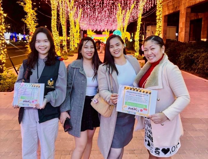 《圖說》海山警準備多國語言版本的宣導看板，由專業警力以淺顯易懂方式，向外籍朋友進行「識詐及交通安全」等宣導。〈海山分局提供〉