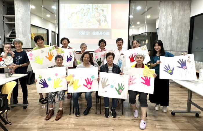 《圖說》種子老師在實習時，引導長輩畫出自己的手掌，紀錄這雙手掌所開創出的家庭和人生。〈社會局提供〉