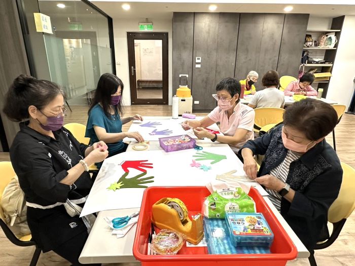 《圖說》長輩練習製作自己的手掌人生，所有的掌紋都是自己的閱歷。〈社會局提供〉