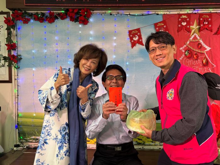 《圖說》板橋榮家陳桂美家主任(左1)及苗栗榮服處總幹事(右1)與12月壽星合影並致贈生日。〈板橋榮家提供〉