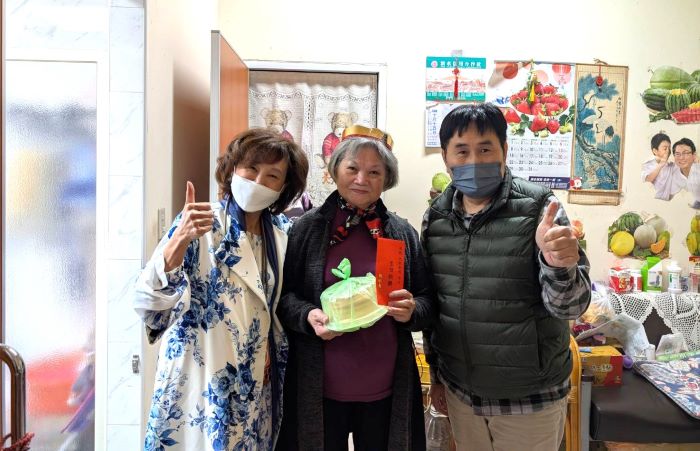 《圖說》板橋榮家陳桂美家主任與12月壽星合影並致贈生日禮金及蛋糕。〈板橋榮家提供〉