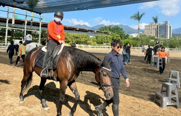 《圖說》學員體驗騎乘馬匹。〈警察局提供〉