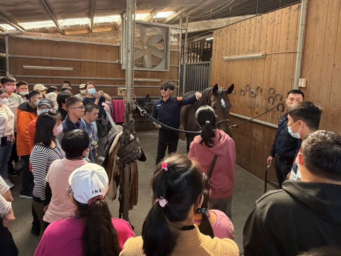 《圖說》騎警隊向學員們介紹馬匹。〈警察局提供〉