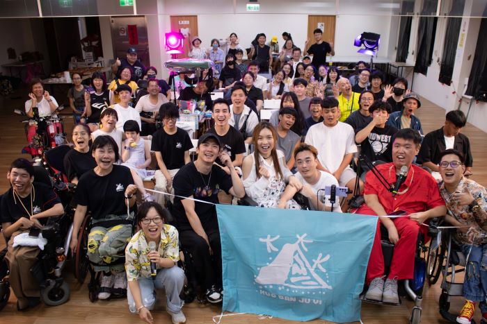 《圖說》在基地辦理全台首場身心障礙素人 OpenMic 脫口秀《礙笑人生》獲得熱烈迴響。〈青年局提供〉
