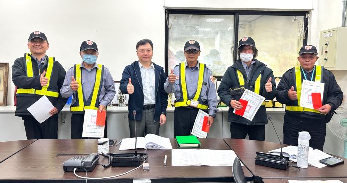 《圖說》黃裕斌處長頒發獎狀給南區--茂信保全公司績優保全。〈高灘處提供〉