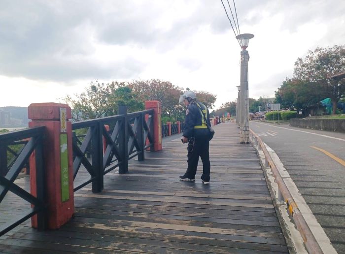 《圖說》保全定期巡視河濱設施，以提供民眾安全及舒適的空間。〈高灘處提供〉