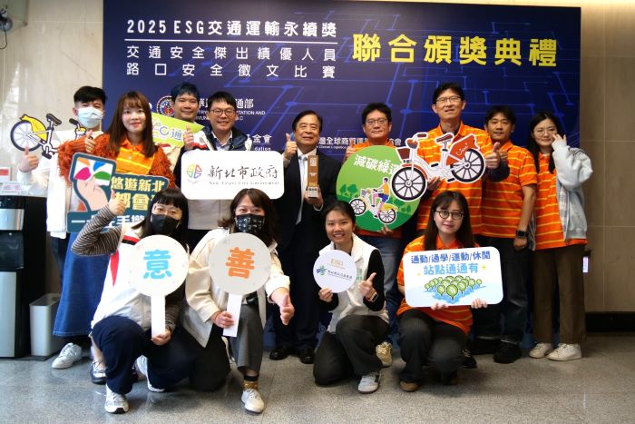 《圖說》新北市全國首創的通勤綠廊，逐步實現兼具通勤、觀光與休閒的綠色交通網絡，鍾鳴時局長與同仁合影。〈交通局提供〉
