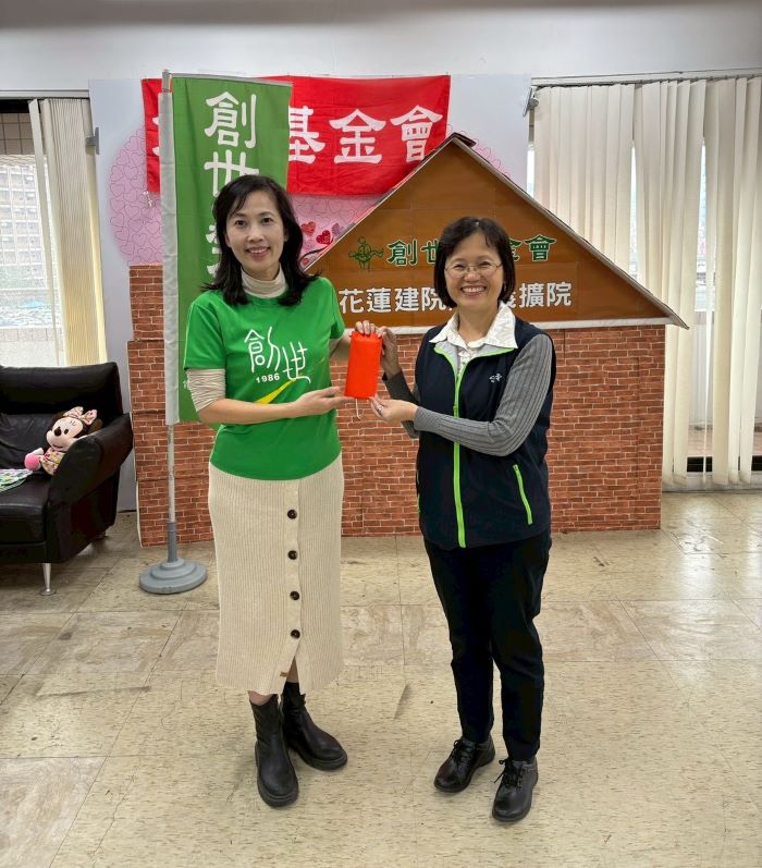 《圖說》台電台北北區處長許一女〈右四〉致贈創世基金會慰問金。〈北北區處提供〉