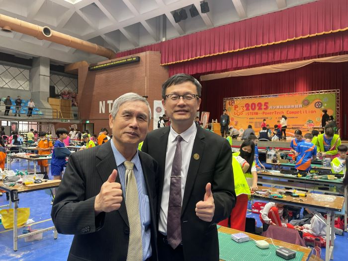 《圖說》張明文表示，新北市長期以 STEAM 教育為科學教育核心，此次共有 127 隊晉級「2025 iSTEAM--PowerTech 青少年科技創作競賽」全國賽，與全國及國際高手交流競技，左為全國賽執行長—國立臺灣師範大學洪榮昭教授。〈教育局提供〉