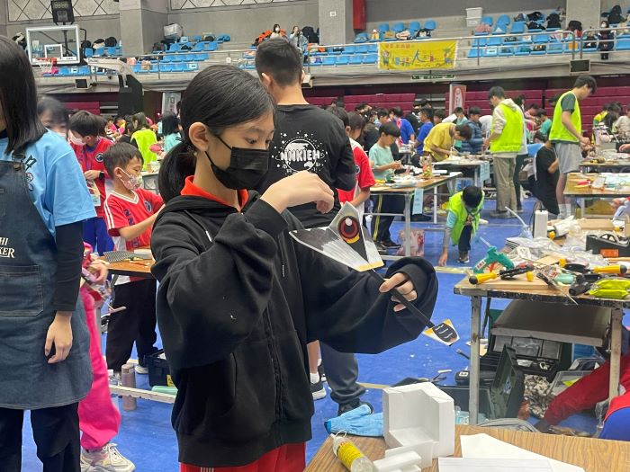 《圖說》光控組競賽需以飛機滑翔概念或軌道車設計作品，並以光能轉換為電能推動作品前進。〈教育局提供〉