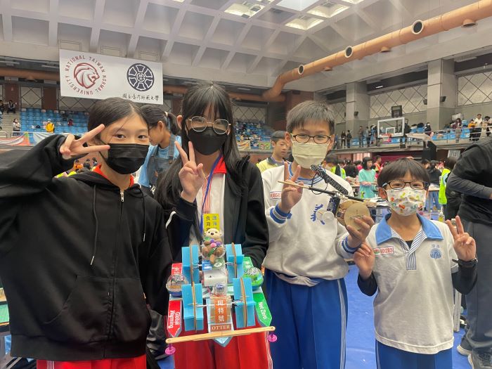 《圖說》晉級的信義國小隊伍以「在玩中學習」為核心精神，與隊友分工合作，克服緊張，在反覆練習中學會專注與穩定，準備好迎接全國賽的挑戰。〈教育局提供〉