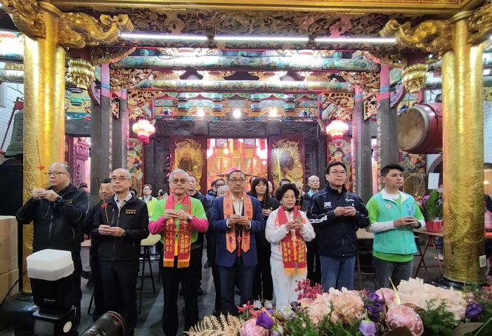 《圖說》新北市長侯友宜今日至樹林濟安宮參拜，祈求市政順利，市民安居樂業。〈民政局提供〉