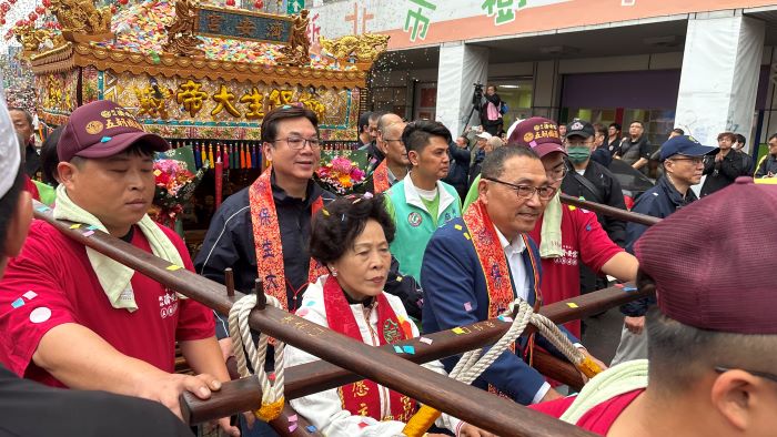 《圖說》侯友宜與出席貴賓一同扶轎祈福，希望地方順利、百姓安康。〈民政局提供〉