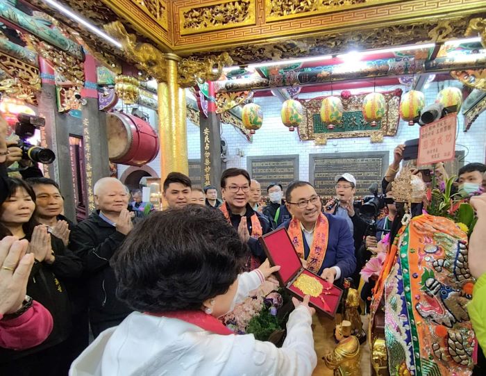 《圖說》侯友宜向保生大帝奉獻金牌。〈民政局提供〉