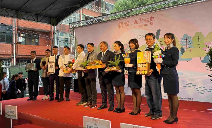 《圖說》三峽區農會結合「碧萃茶飲」及「峸食鱸魚」，打造農會品牌旗艦據點「樂森活」，開創三峽綠竹筍多元銷售管道。〈農業局提供〉