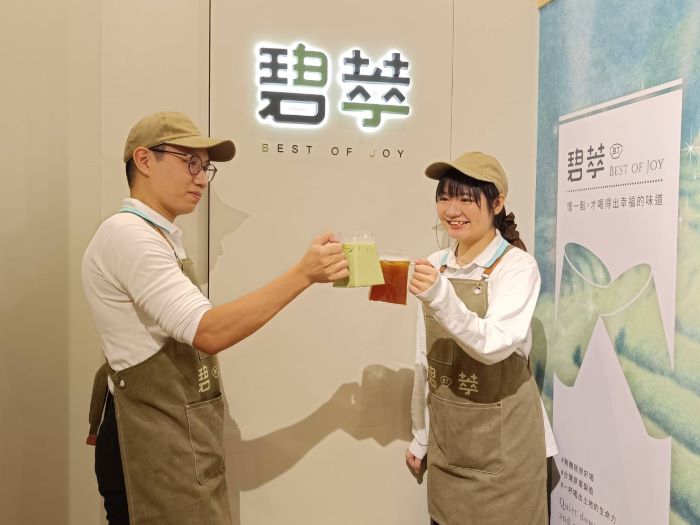 《圖說》「碧萃茶飲」店內使用在地茶農的新鮮茶葉透過「次世代速萃茶飲加工技術」進行加工，有效去除茶葉耗損，茶湯更加醇厚清透。〈農業局提供〉