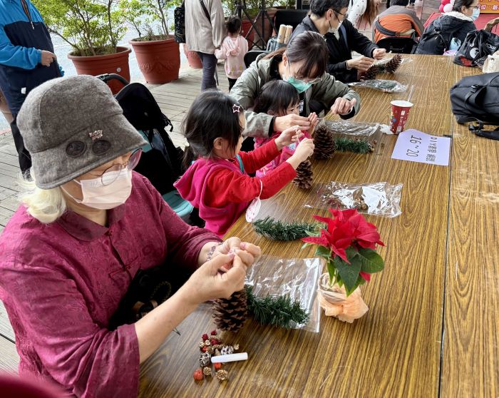 《圖說》親子一起手做聖誕松果掛飾。〈板橋區公所提供〉