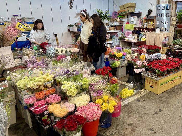《圖說》民眾駐足採買。〈板橋區公所提供〉