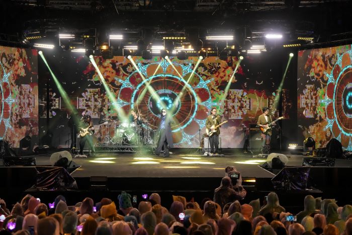 《圖說》「巨星耶誕演唱會—The Greatest Show」由金曲樂團麋先生MIXER揭開序曲。〈觀旅局提供〉