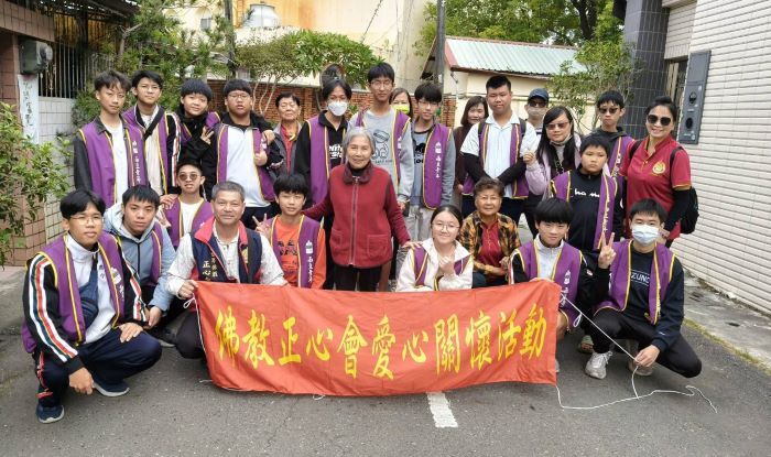 《圖說》世界佛教正心會今日嘉義分院帶領師兄姊、嘉義高中、嘉義女中學生關懷弱勢長者。〈佛教正心會提供〉