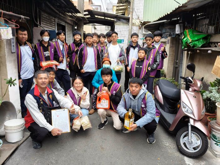 《圖說》世界佛教正心會嘉義分院帶領師兄姊、嘉義高中、嘉義女中學生關懷弱勢長者。〈佛教正心會提供〉