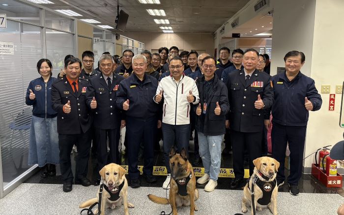 巨星耶誕演唱熱鬧登場   侯友宜慰勞第一線波麗士同仁