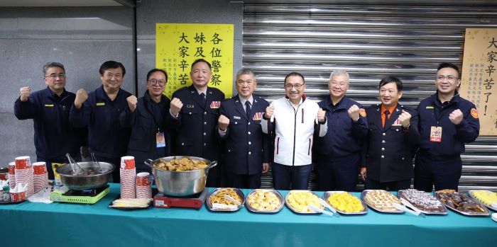 《圖說》侯友宜市長、警察局長方仰寧、民防大隊長吳建亨、義交大隊長許湘鋐、義警大隊長陳汪全及警局幹部同仁於耶誕城勤務警察行動補給站前合影。〈警察局提供〉