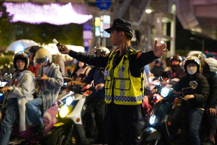 《圖說》警察局執勤員警同仁於新北耶誕城演唱會會場周邊重要交通路口疏導，並維持交通秩序。〈警察局提供〉