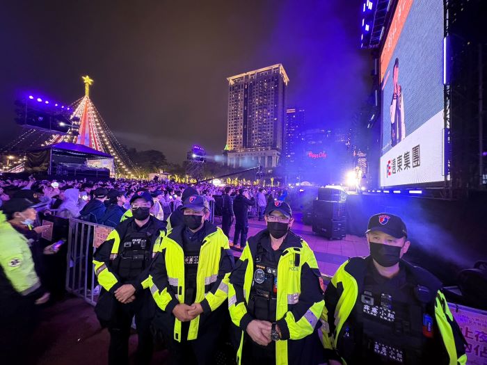 《圖說》新北市警察局保安警察大隊霹靂小組於新北耶誕城巨星演唱會現場執行安維勤務，守護參加民眾安全。〈警察局提供〉