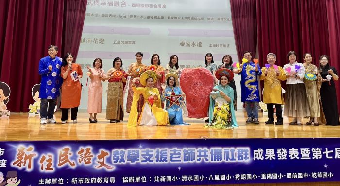 《圖說》西二區展示越南中秋、泰國水燈、台灣元宵節點燈習俗。〈教育局提供〉