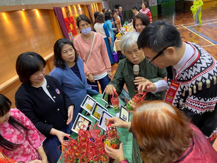 《圖說》馬來西亞語教支老師黃寶雲運用AI展示台灣及東南亞七國中秋節跨文化習俗。〈教育局提供〉