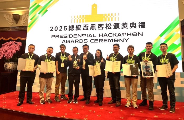 《圖說》新北「肝苦人團隊」榮獲「2025總統盃黑客松」卓越團隊獎殊榮合影。〈消防局提供〉