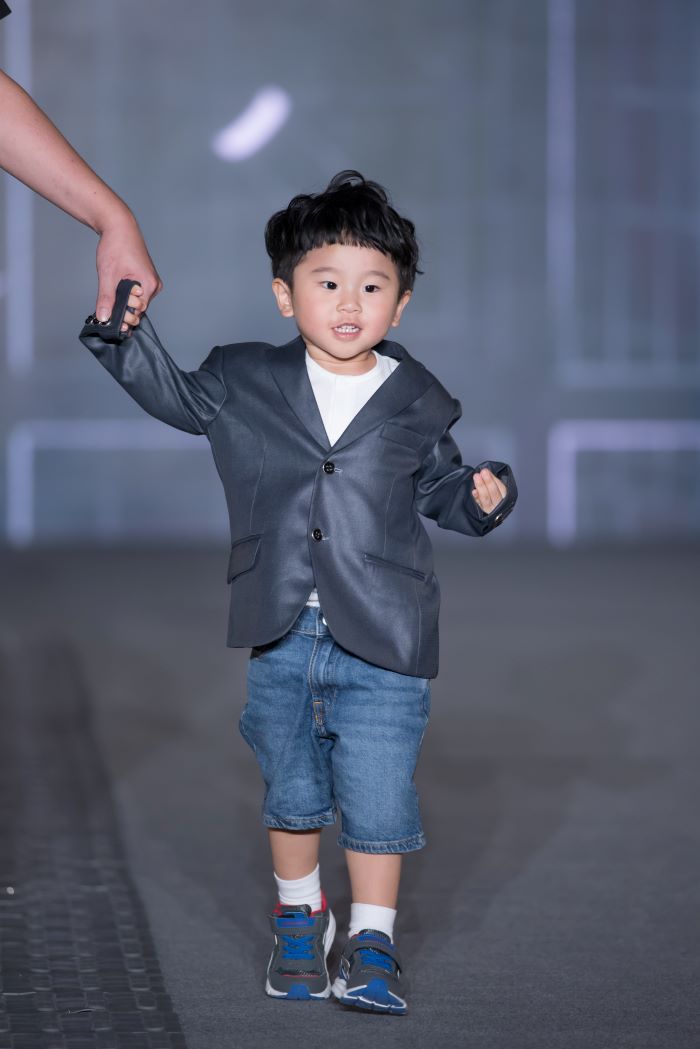 《圖說》年僅2歲的張恩碩，在眾人目光下豪不怯場，勇敢迎向鎂光燈。〈社會局提供〉