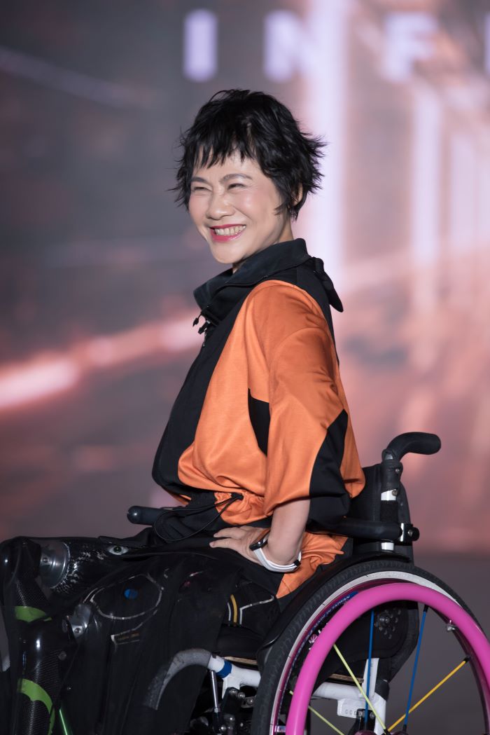 《圖說》黃千芸，走過白血病、壞死性筋膜炎、雙腿截肢與大腸癌，仍以幽默與勇氣擁抱人生，如今站上伸展台，她盼向眾人大聲說「我們沒有不同！」。〈社會局提供〉