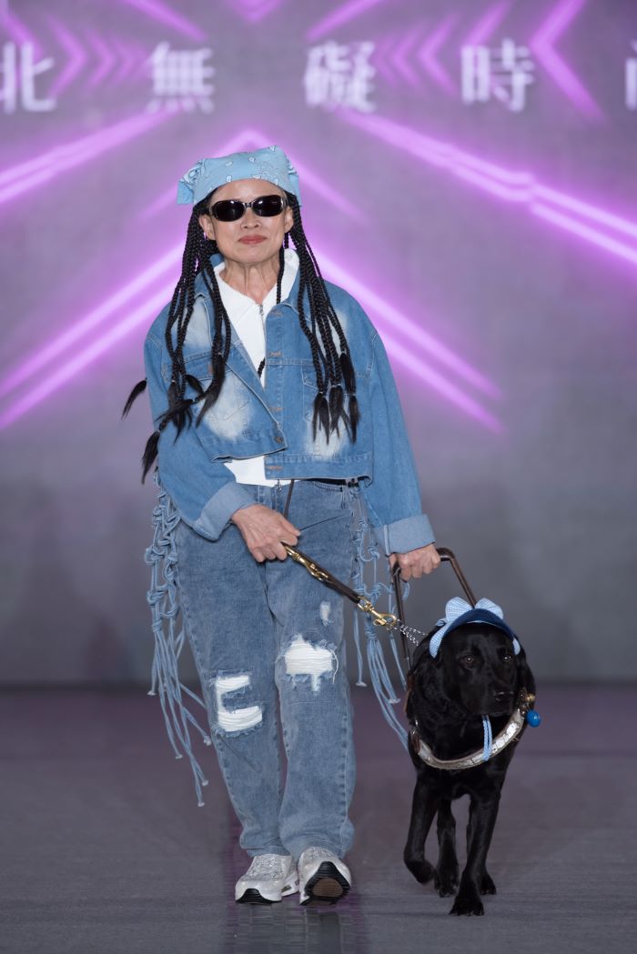 《圖說》視障者范湘暄與導盲犬NINA攜手登台。〈社會局提供〉