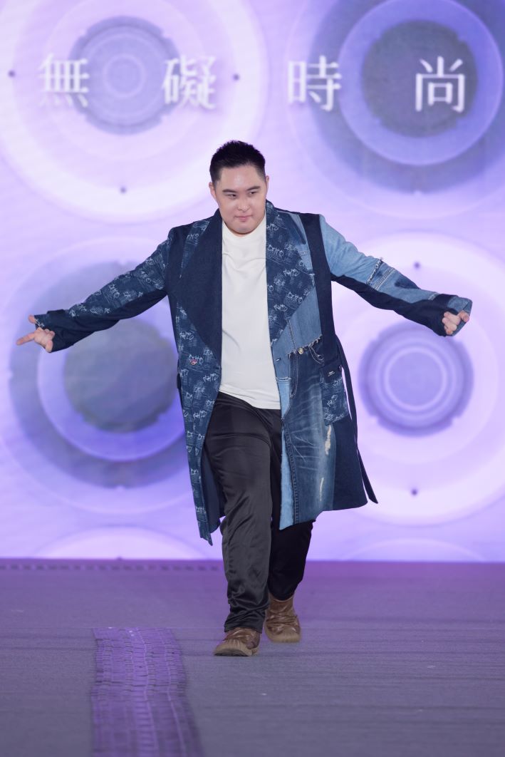 《圖說》唐氏症青年陳信恒，走上伸展台自信十足。〈社會局提供〉