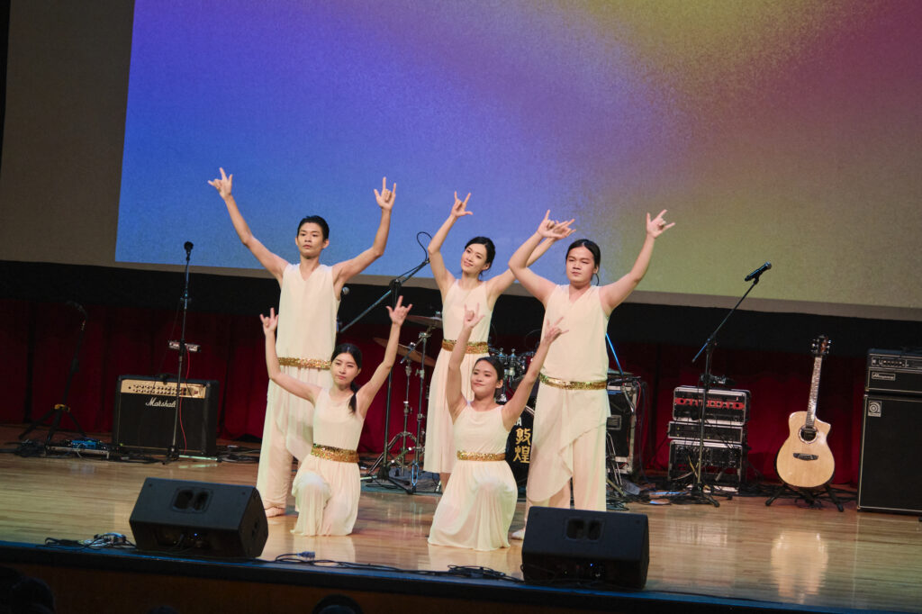 %E6%9E%97%E9%9D%96%E5%B5%90%E8%81%BD%E9%9A%9C%E8%88%9E%E8%B9%88%E5%9C%98%E7%94%B1%E4%BA%94%E4%BD%8D%E8%81%BD%E9%9A%9C%E8%88%9E%E8%80%85%E7%B5%84%E6%88%90%E8%88%9E%E8%80%85%E4%BB%A5%E8%BA%AB%E9%AB%94%E6%84%9F%E5%8F%97%E5%9C%B0%E6%9D%BF%E9%9C%87%E5%8B%95%E5%B0%87%E7%AF%80%E5%A5%8F%E8%BD%89%E5%8C%96%E7%82%BA%E8%82%A2%E9%AB%94%E8%AA%9E 1024x682 1