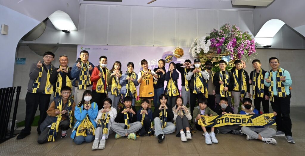 東森氣象主播王淑麗首度開球 期盼中信特攻降下強烈三分雨贏得勝利