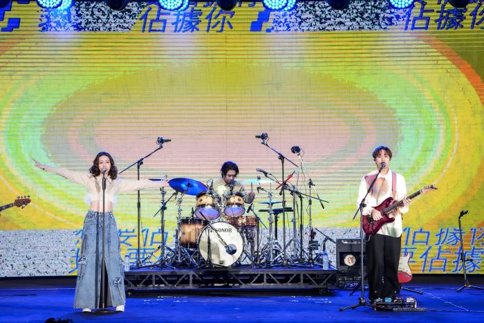 《圖說》「超人氣Z世代天團」告五人震撼開場，帶來〈我想要佔據你〉、〈帶我去找夜生活〉、〈夏天的海冬天的雪〉及〈將錯就對〉等膾炙人口的歌曲。〈觀旅局提供〉