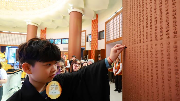 《圖說》功德主依序將銘版投入金佛殿8根華嚴經柱中。〈靈鷲山佛教教團提供〉