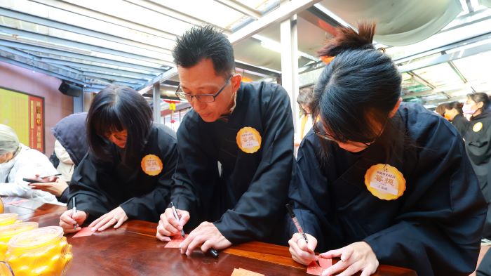 《圖說》功德主們在祈福卡寫下祝福。〈靈鷲山佛教教團提供〉